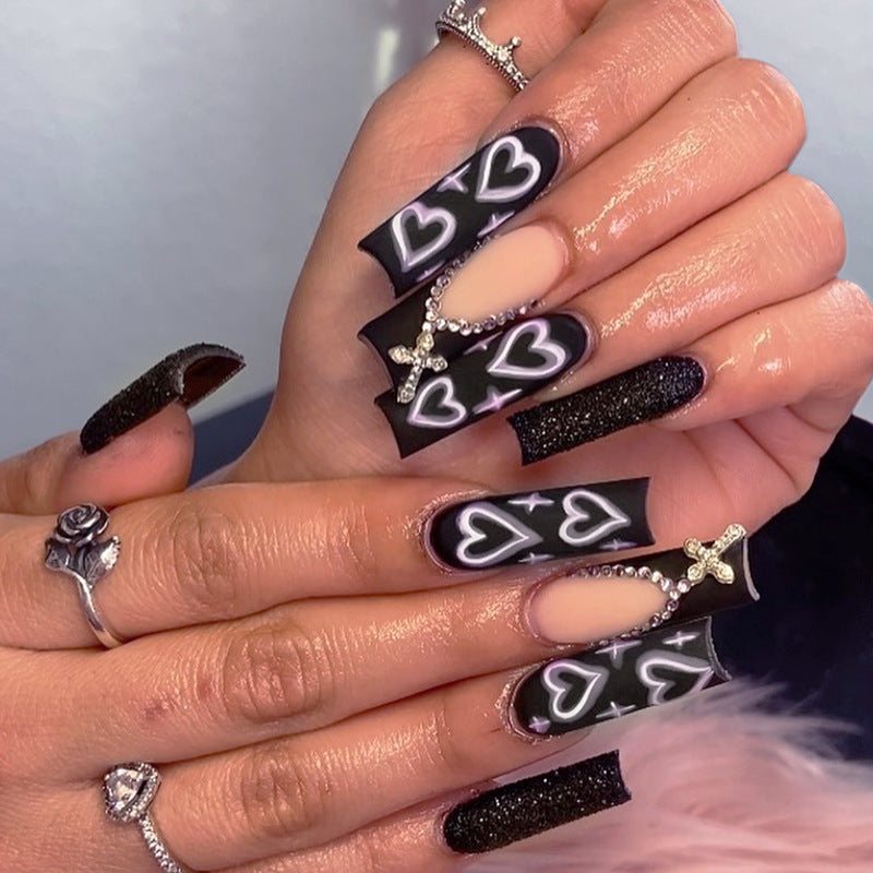 Kunstnagelset mit eleganten Glitzer- und Herzdesigns Brehn