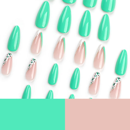 Kunstvolle Stiletto-Nägel mit glamourösem Farbspiel Brehn