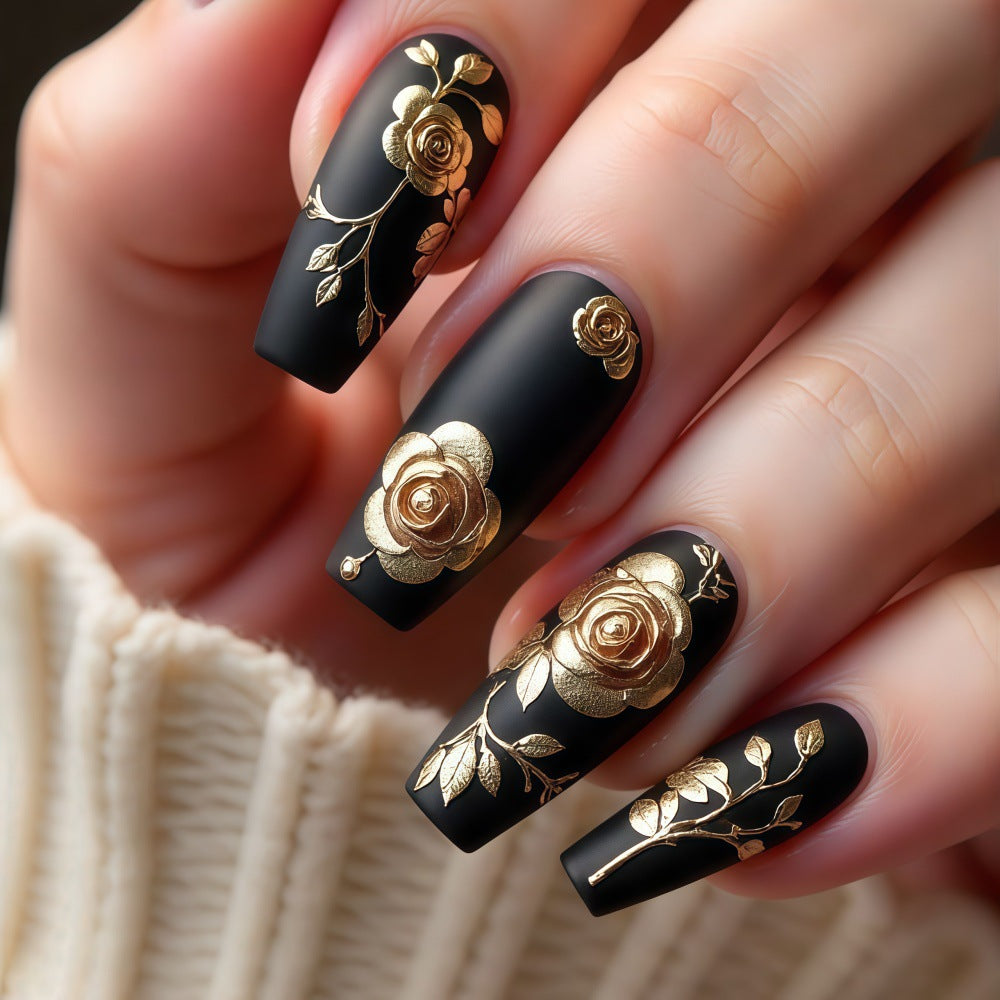 Kunstvolle Nagelspitzen mit floralen Akzenten Brehn