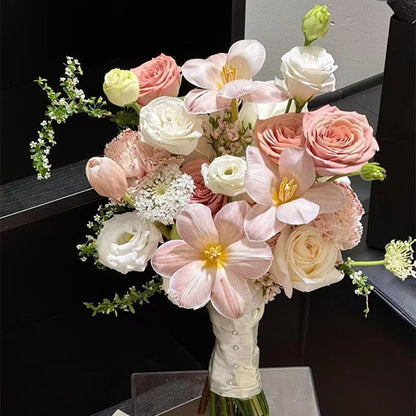 Luxuriöser floral Brautstrauß