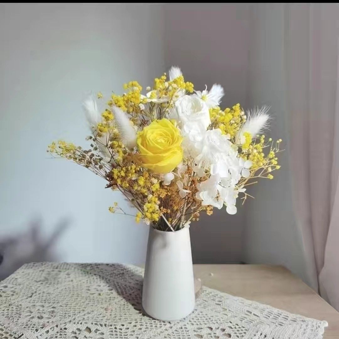 Trockenblumenarrangement in eleganter Vase