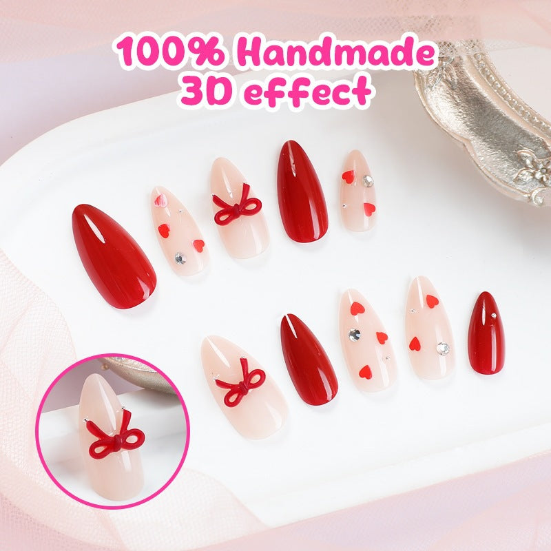 Kunstnagelset mit eleganten roten Details und Herzen Brehn