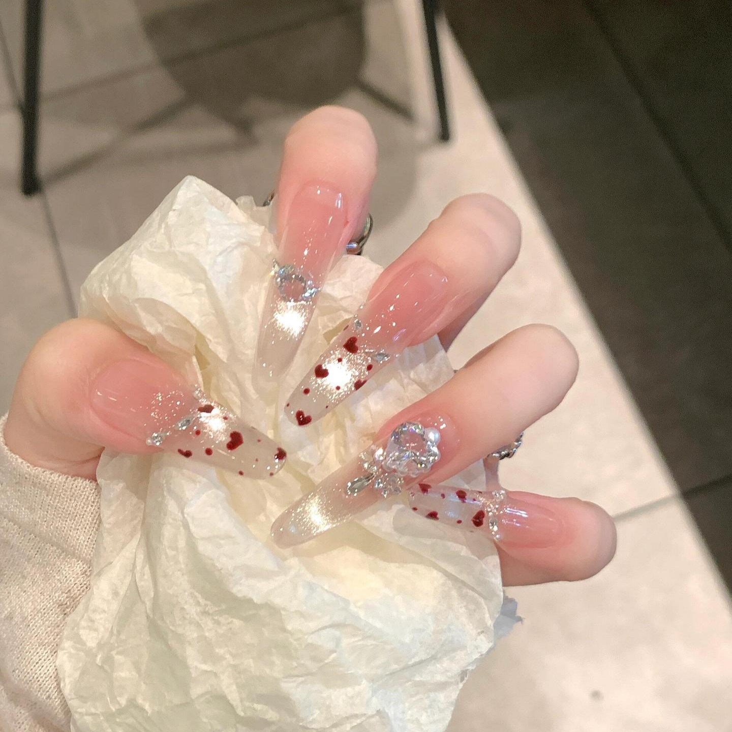 Kunstnagelset mit Funkelnden Strass- und Herzdesign Brehn