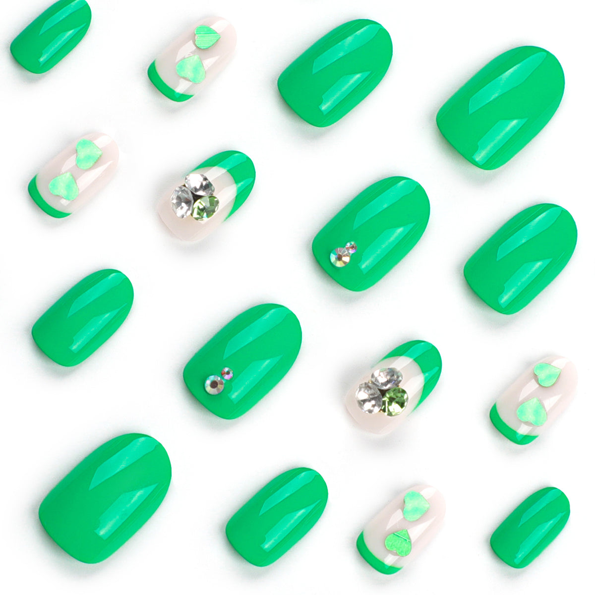 Kunstvolle Nagelverlängerungen mit liebenswerten Herzmotiven und Glitzerakzenten Brehn