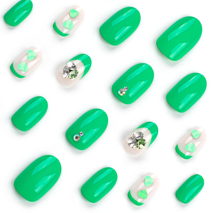 Kunstvolle Nagelverlängerungen mit liebenswerten Herzmotiven und Glitzerakzenten Brehn