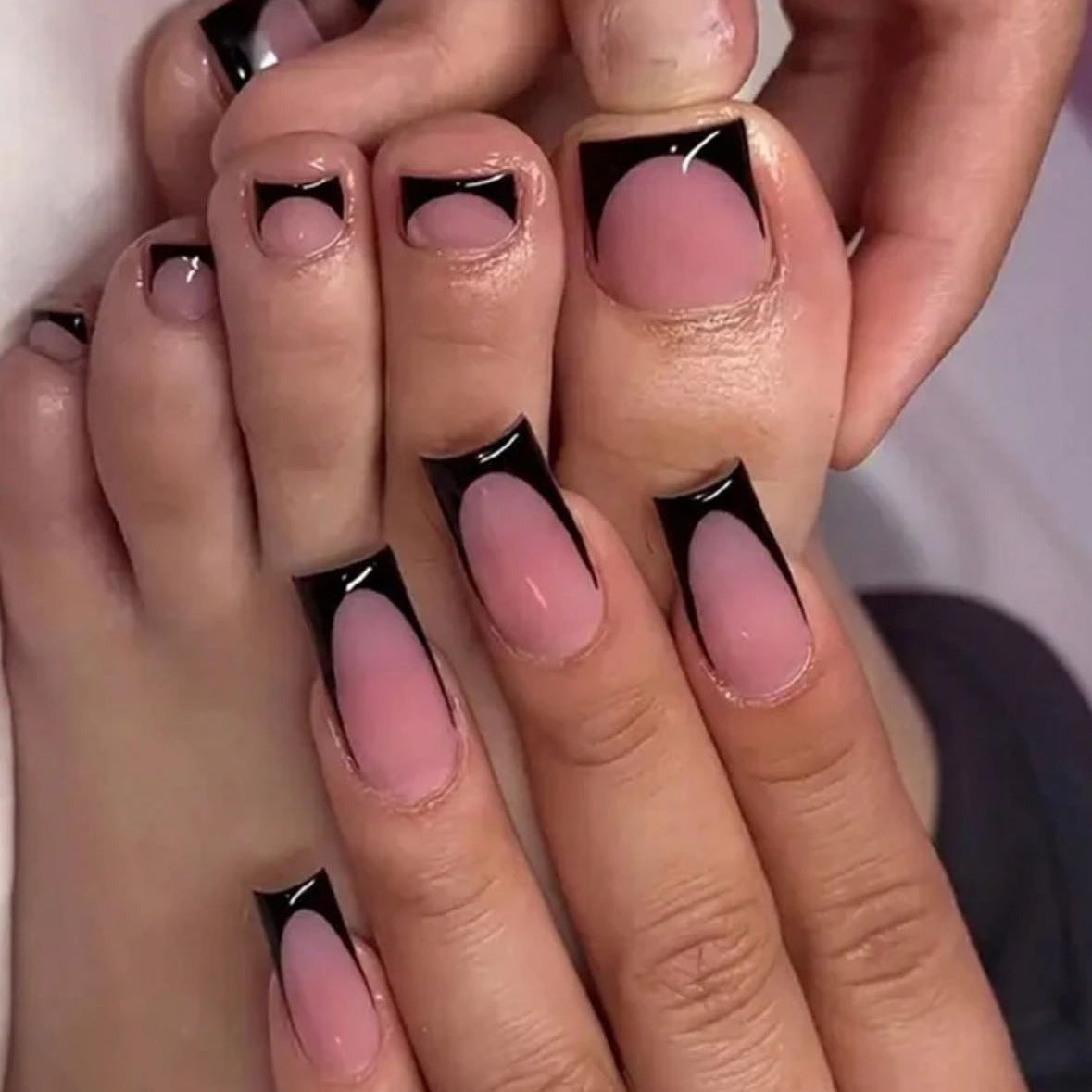 Kunstnagelset mit eleganten Spitzen- und Ombre-Effekten Brehn