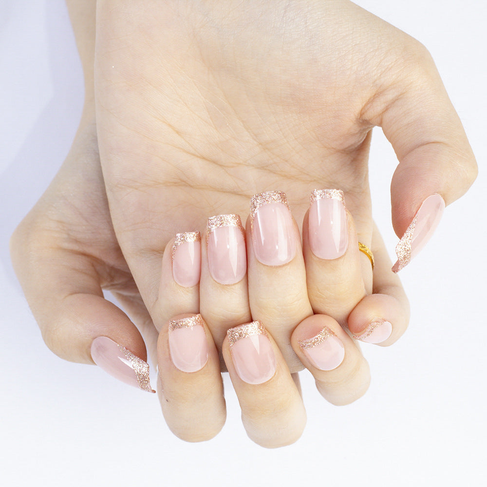 Glamouröse Kunstnägel mit Glitzer-French-Spitze Brehn