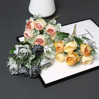 Dekorative Blumenarrangement für Tischdekoration