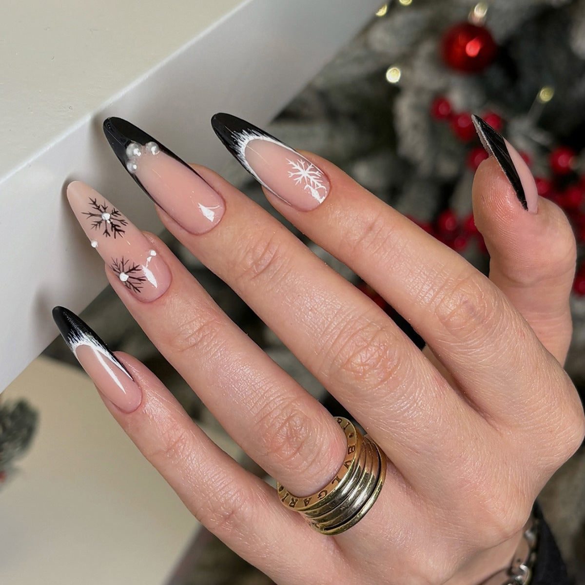 Künstlerisches Stiletto Press-On Nagelset mit dekorativen Schneeflocken-Designs Brehn