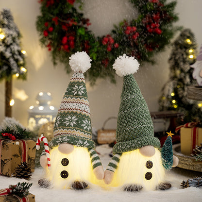 Dekorative Weihnachtsgnom mit leuchtenden Details Brehn