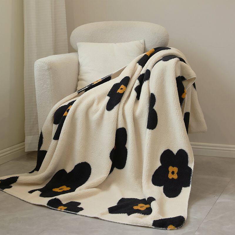 Gemütliche Fleece-Wurfdecke mit bold floralem Design