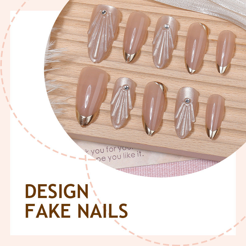 Kunstnagelset mit eleganten Goldspitzen und kunstvollen Verzierungen Brehn