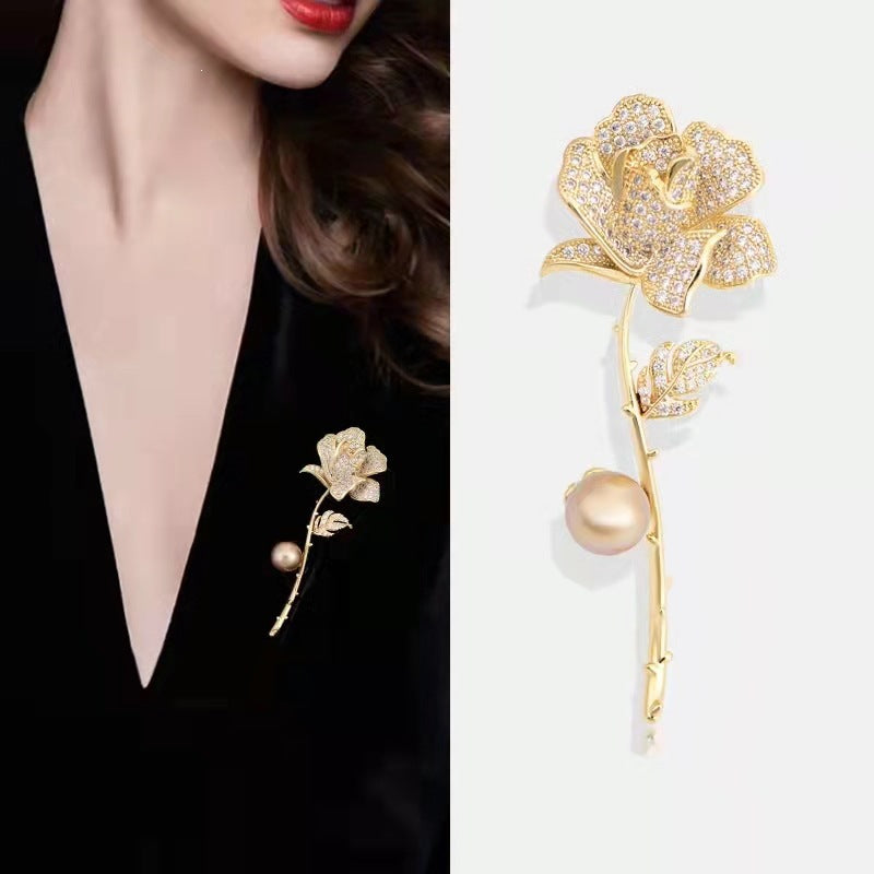 Elegante Brosche In Blumenform mit Strass und Perle Brehn