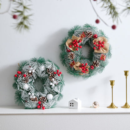 Festlicher Weihnachtskranz mit Tannenzapfen und Beeren Brehn