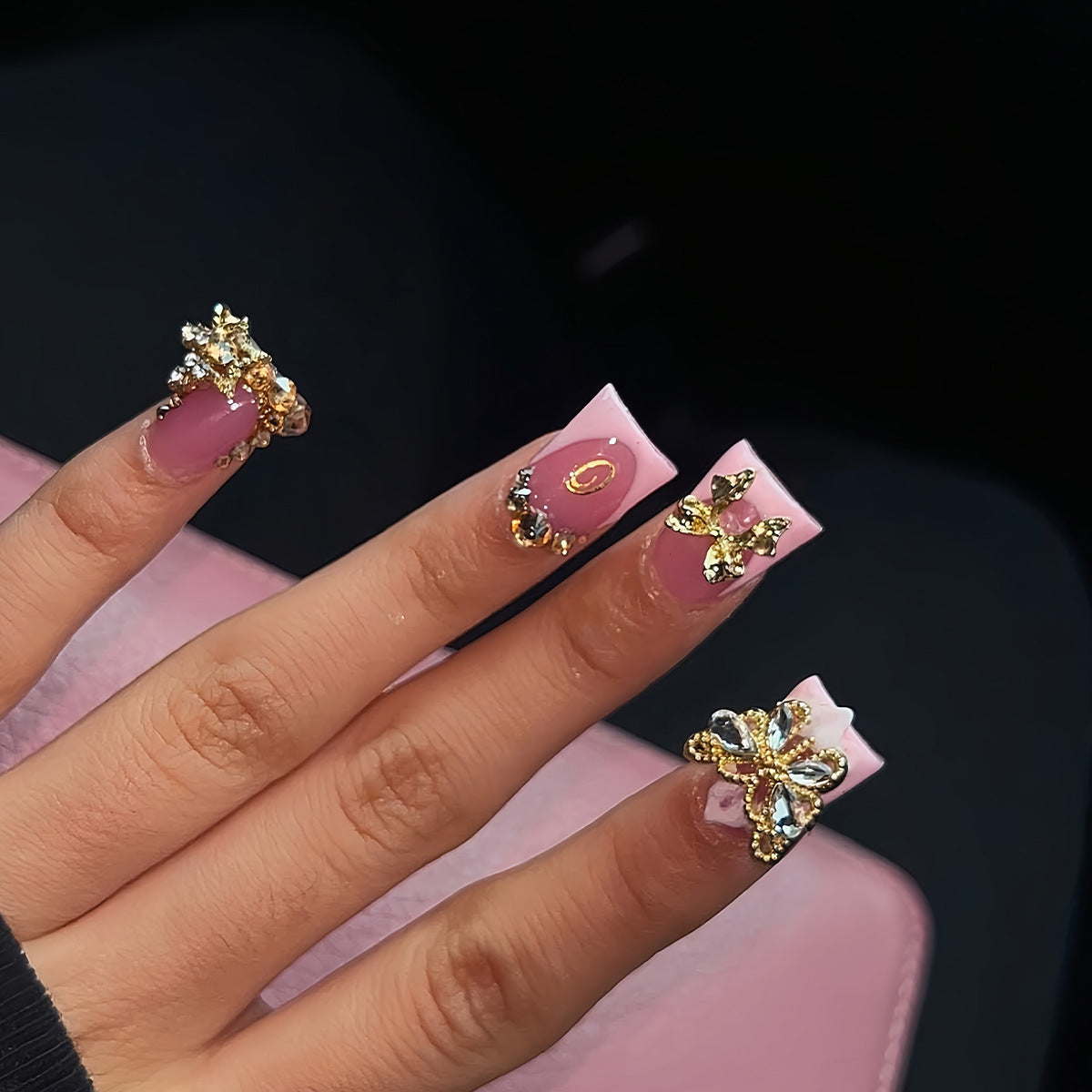 Künstlerische Nagelverlängerungen mit Strassdekorationen Brehn