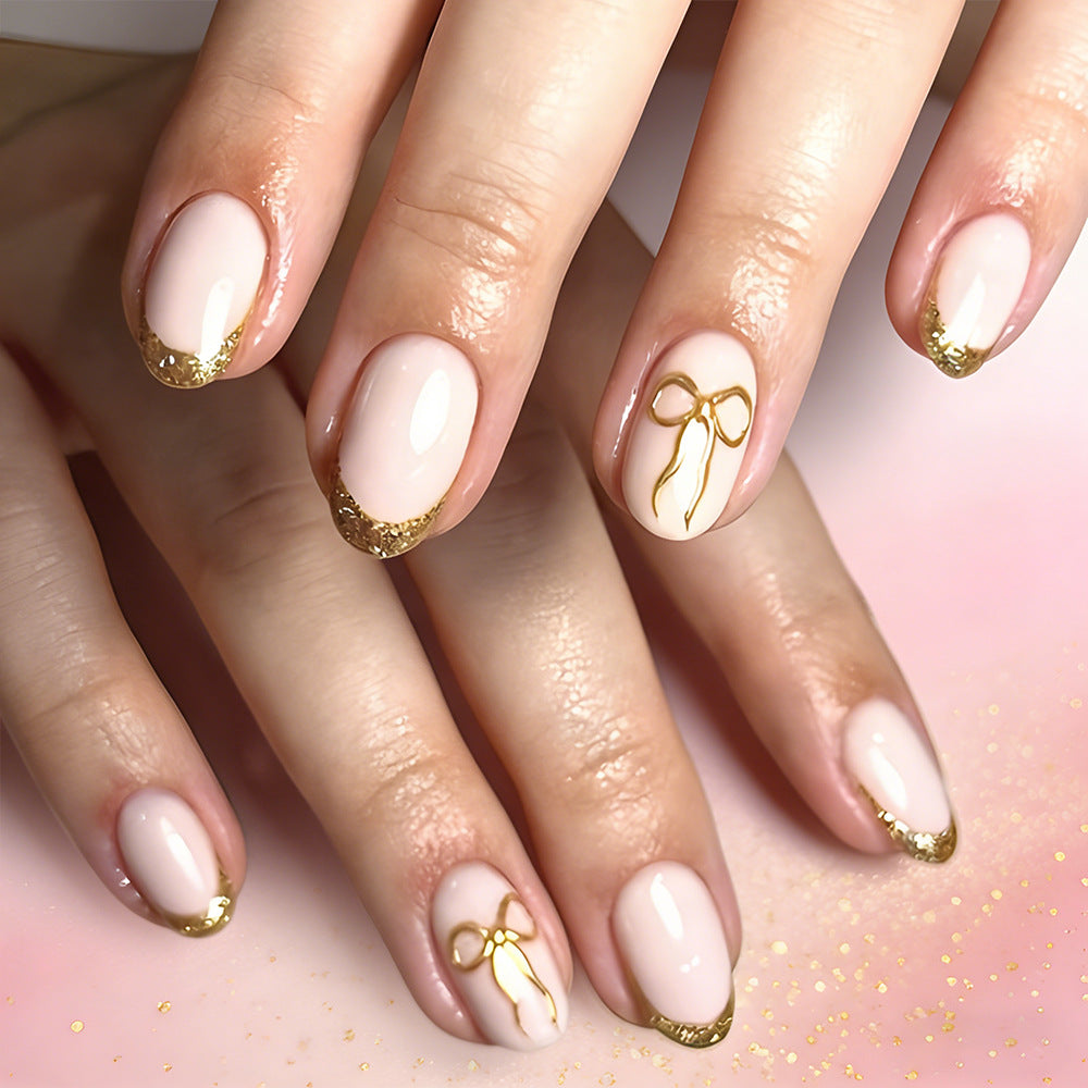 Elegante goldverzierte Press-On Nail Art Brehn