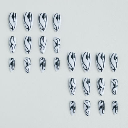 Künstlerisch von Flamme inspiriertes Stiletto-Nageldesign