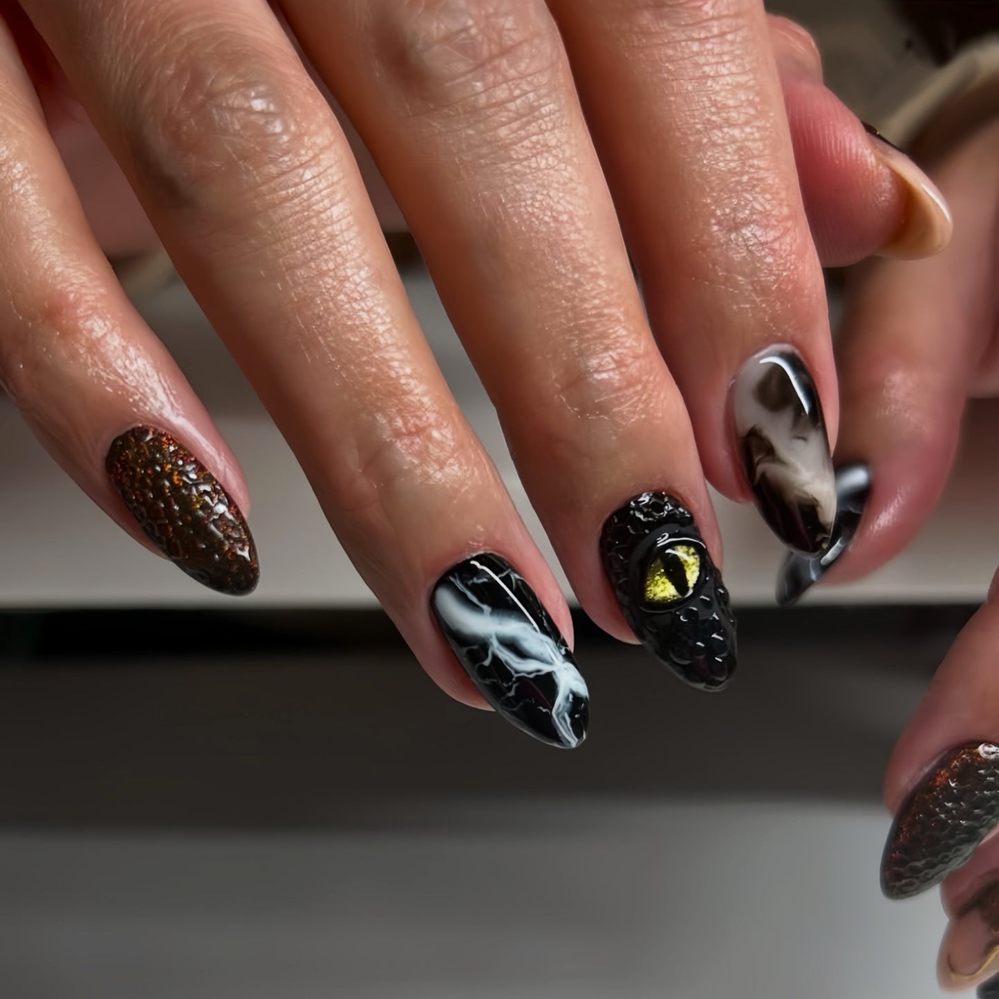 Künstlerisch thematisierte Press-On Nagelkunst Brehn