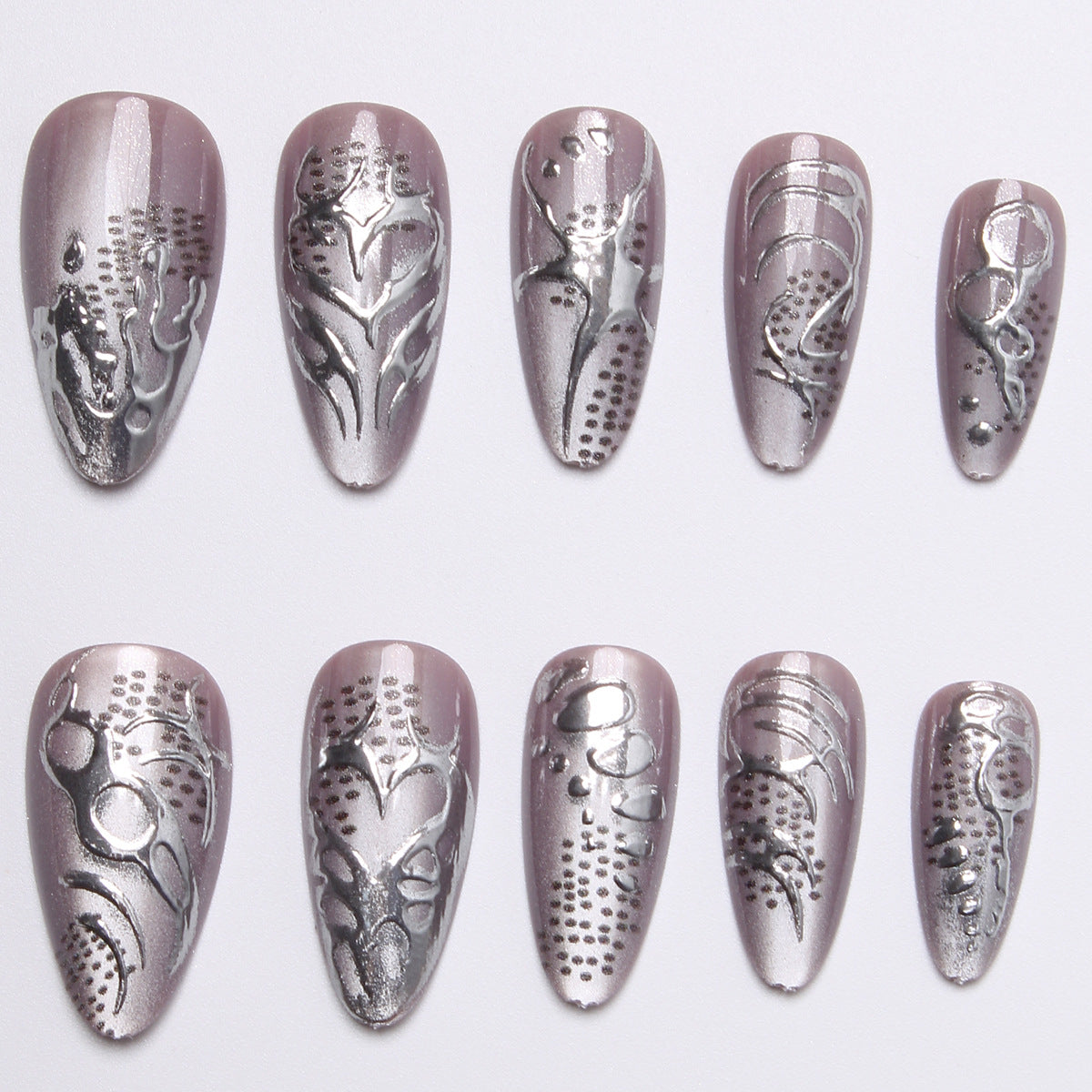 Kunstnagelset mit extravaganten 3D-Designs und glamourösen Verzierungen Brehn