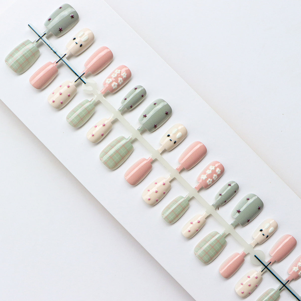 Künstlerisches Press-On-Nagelset mit floralen und geometrischen Designs