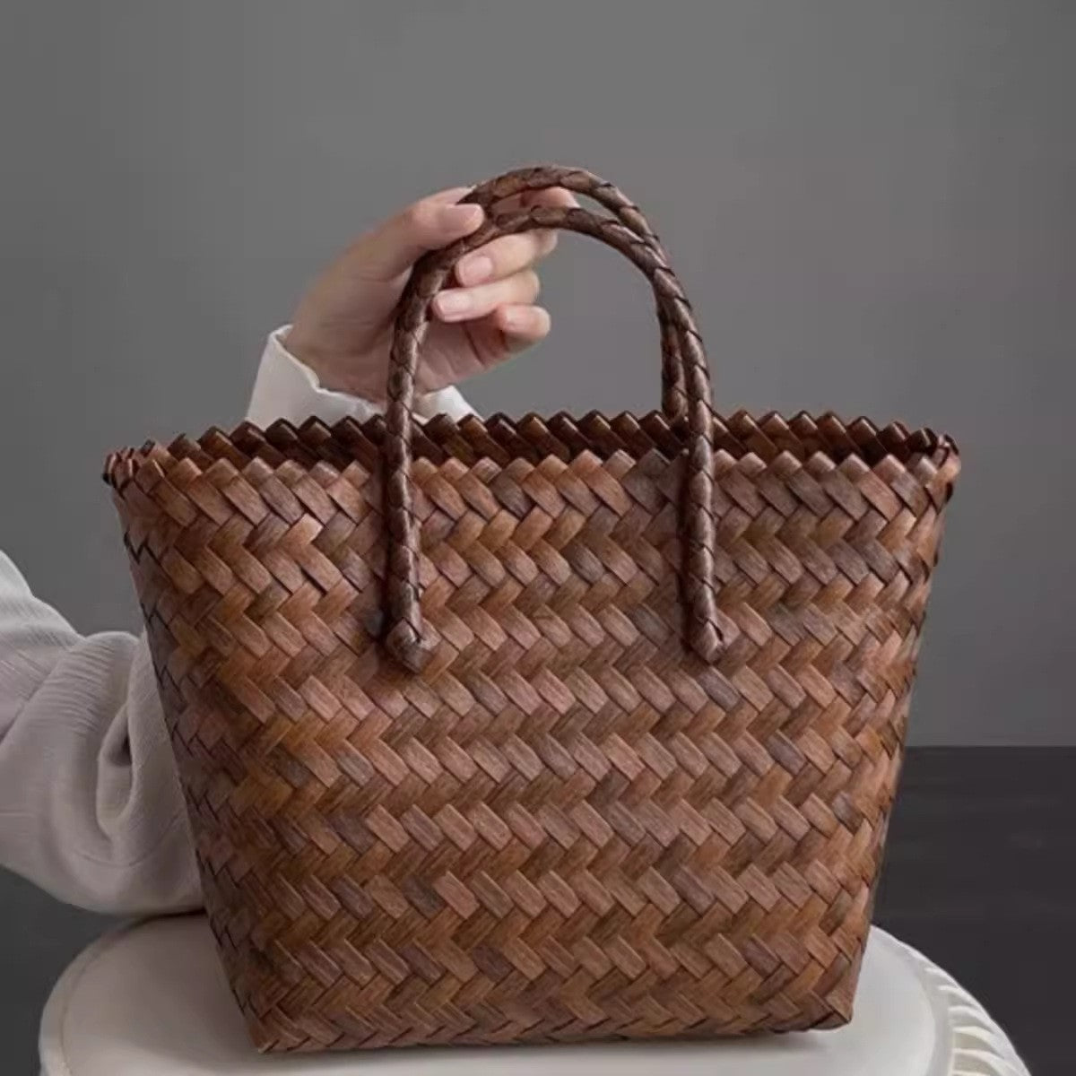 Handtasche Aus Geflochtenem Material mit Bambusgriffen Brehn