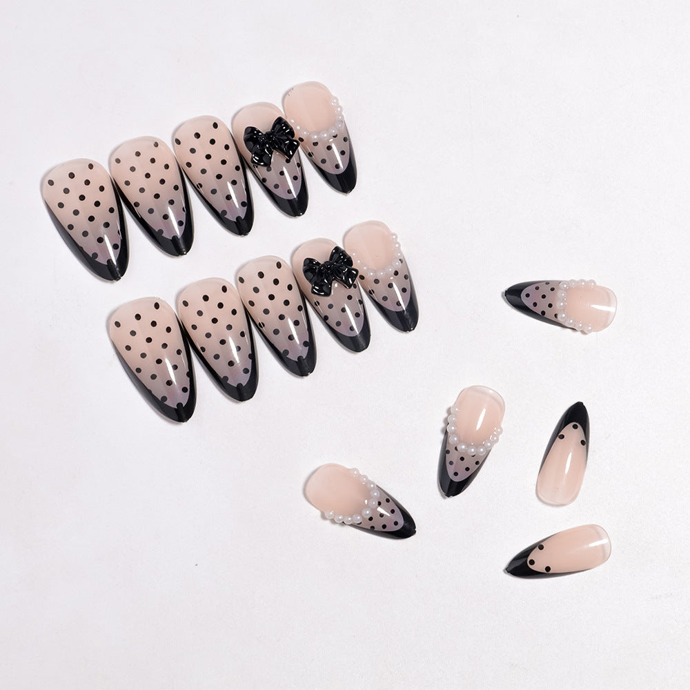 Elegante Polka Dot Drucknägel mit Schleifenakzenten Brehn