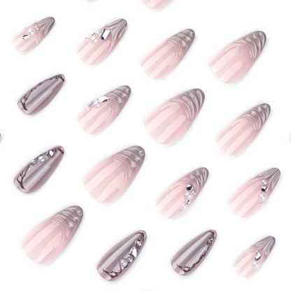Kunstvolle Nagelkunst mit Perlen- und Glitzerdekoren Brehn