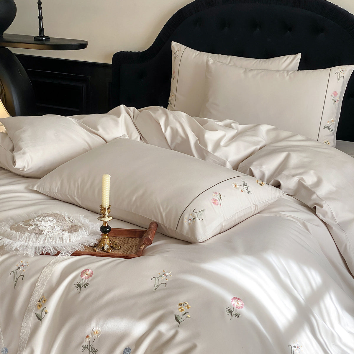 Fein besticktes Baumwollsatin-Duvetbezug-Set mit floraler Streuung und Kedernaht