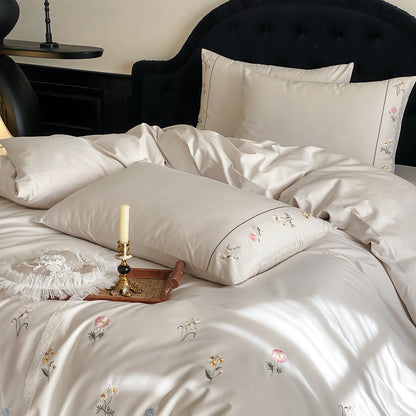 Fein besticktes Baumwollsatin-Duvetbezug-Set mit floraler Streuung und Kedernaht