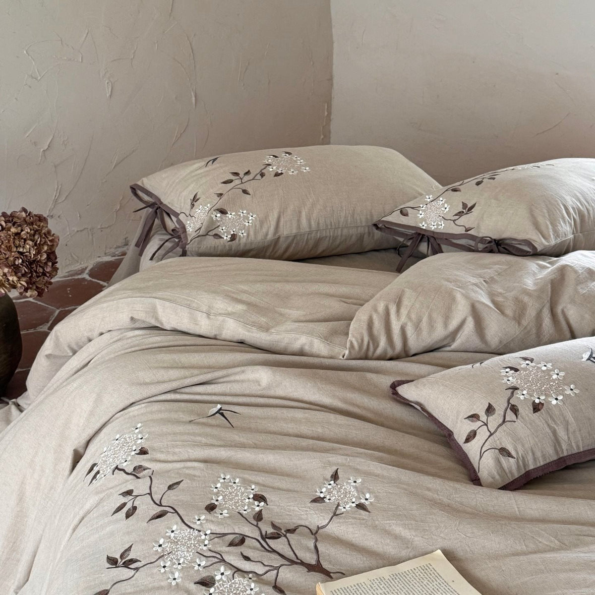 Bestickte Bettwäsche-Garnitur aus Leinenoptik mit Zierbändern und floraler Stickerei