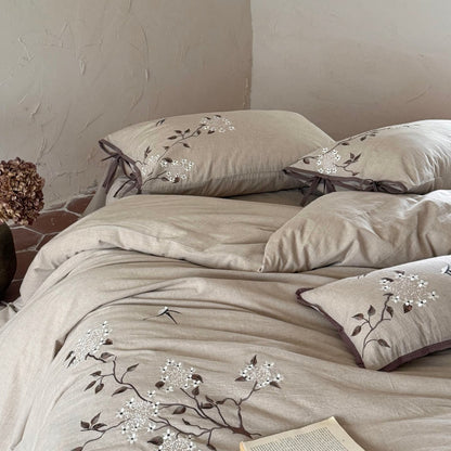 Bestickte Bettwäsche-Garnitur aus Leinenoptik mit Zierbändern und floraler Stickerei