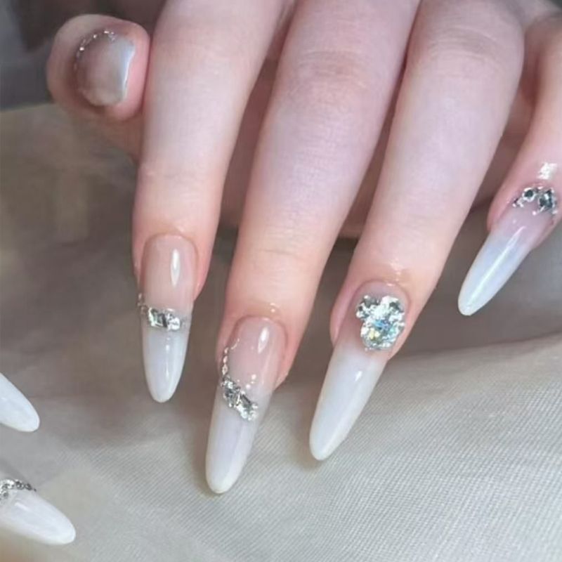 Glamouröse Kunstnagelspitzen mit eleganten Verzierungen Brehn