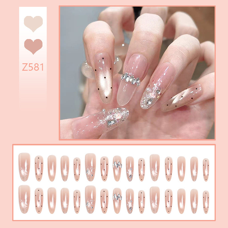 Kunstnagelset mit funkelnden Glitzer- und eleganten Schmuckdetails Brehn