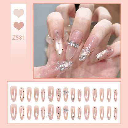 Kunstnagelset mit funkelnden Glitzer- und eleganten Schmuckdetails Brehn