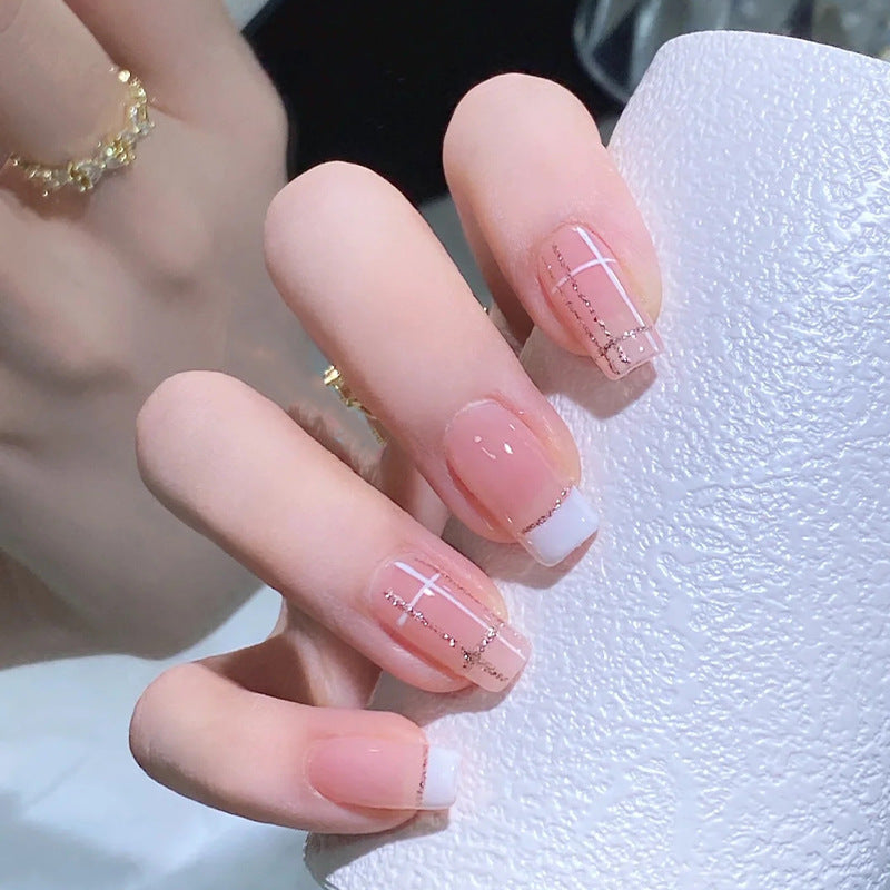 Kunstnagelset mit elegantem French-Tip und modischen Verzierungen Brehn