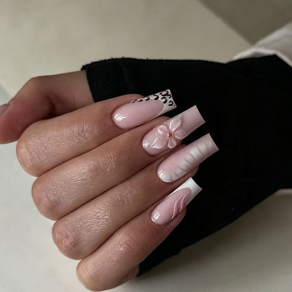 Elegantes Kunstnagelset mit floralen und tierischen Akzenten Brehn