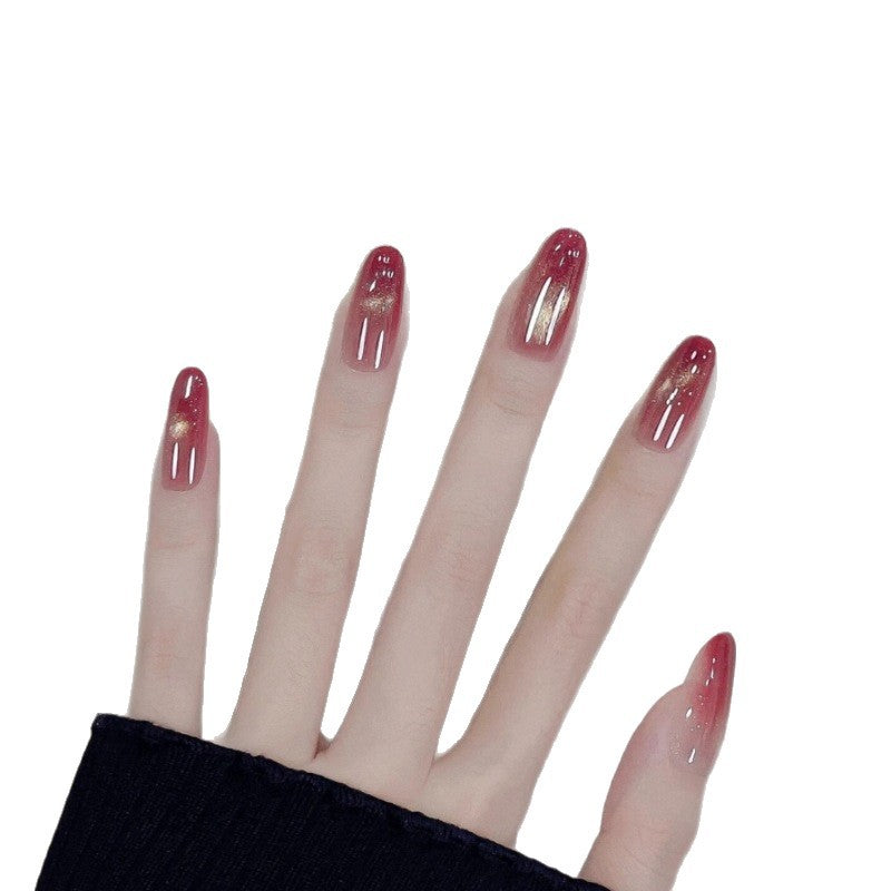 Glänzende Ombre-Nagelverlängerungen mit goldenen Akzenten