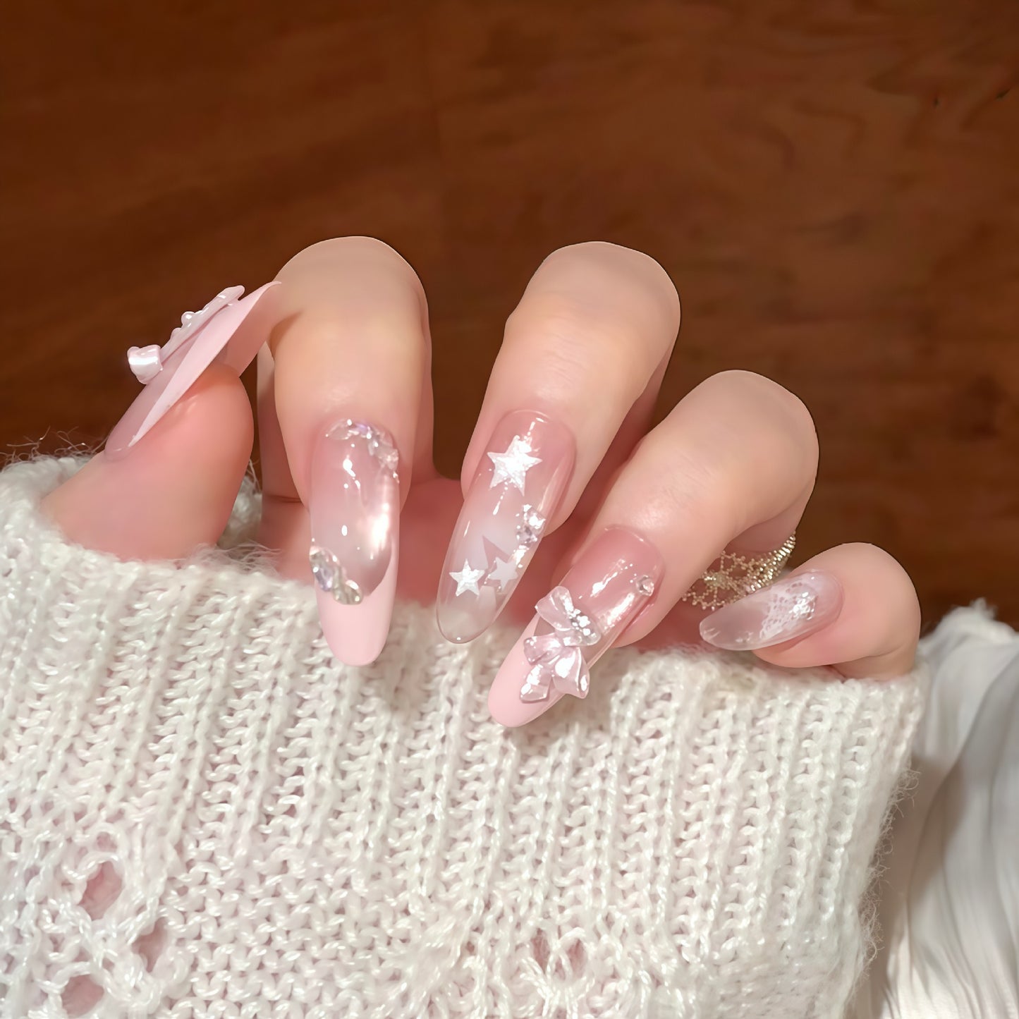 Künstliche Nagelspitzen mit Glamourösen Glitzer- und Schleifendetails Brehn