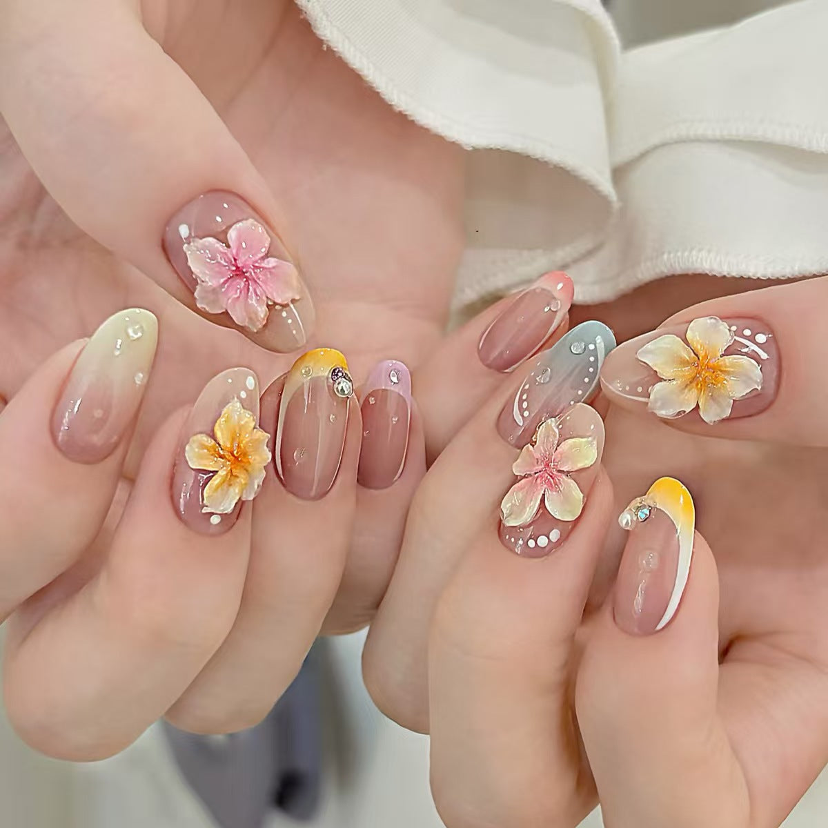 Künstlerisches Press-On-Nagelset mit floralen und Ombré-Designs Brehn
