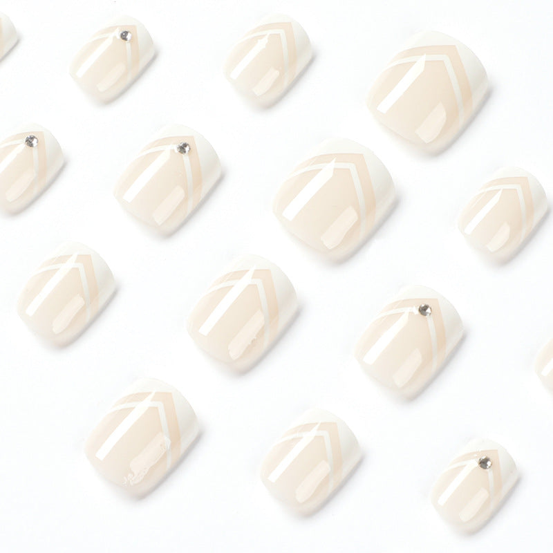 Kunstvolle Nagelkunst mit modernem Design und geometrischen Akzenten Brehn