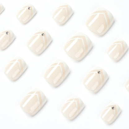 Kunstvolle Nagelkunst mit modernem Design und geometrischen Akzenten Brehn