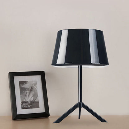 Moderne Tischlampe mit schlanker Metallbasis