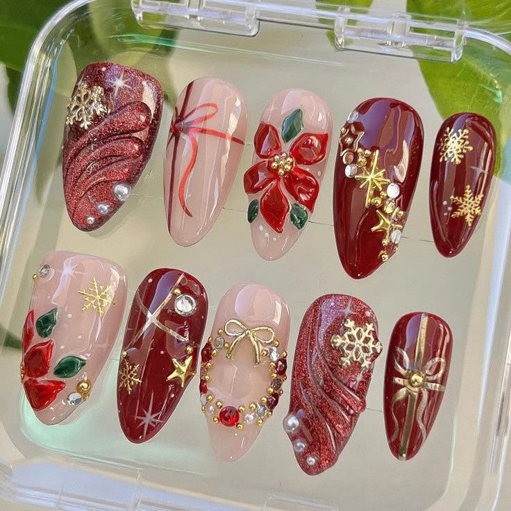 Kunstnagelset mit luxuriösen Weihnachtsmotiven und glamourösen Akzenten Brehn