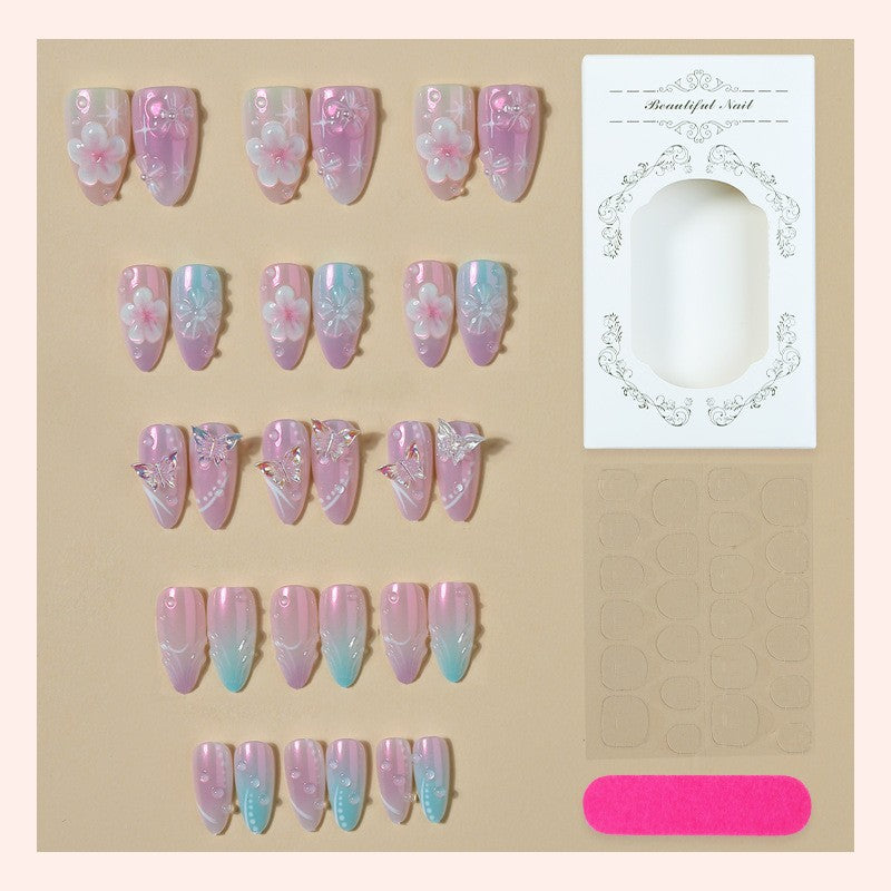 Kunstnagelset mit floralen Akzenten und Glitzer Brehn