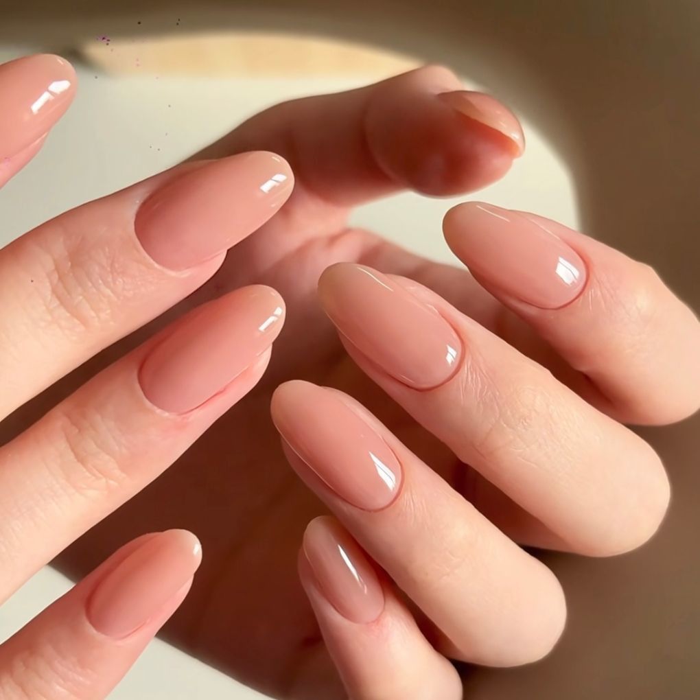Elegante mandelförmige glanzende Nagelverstärkungen