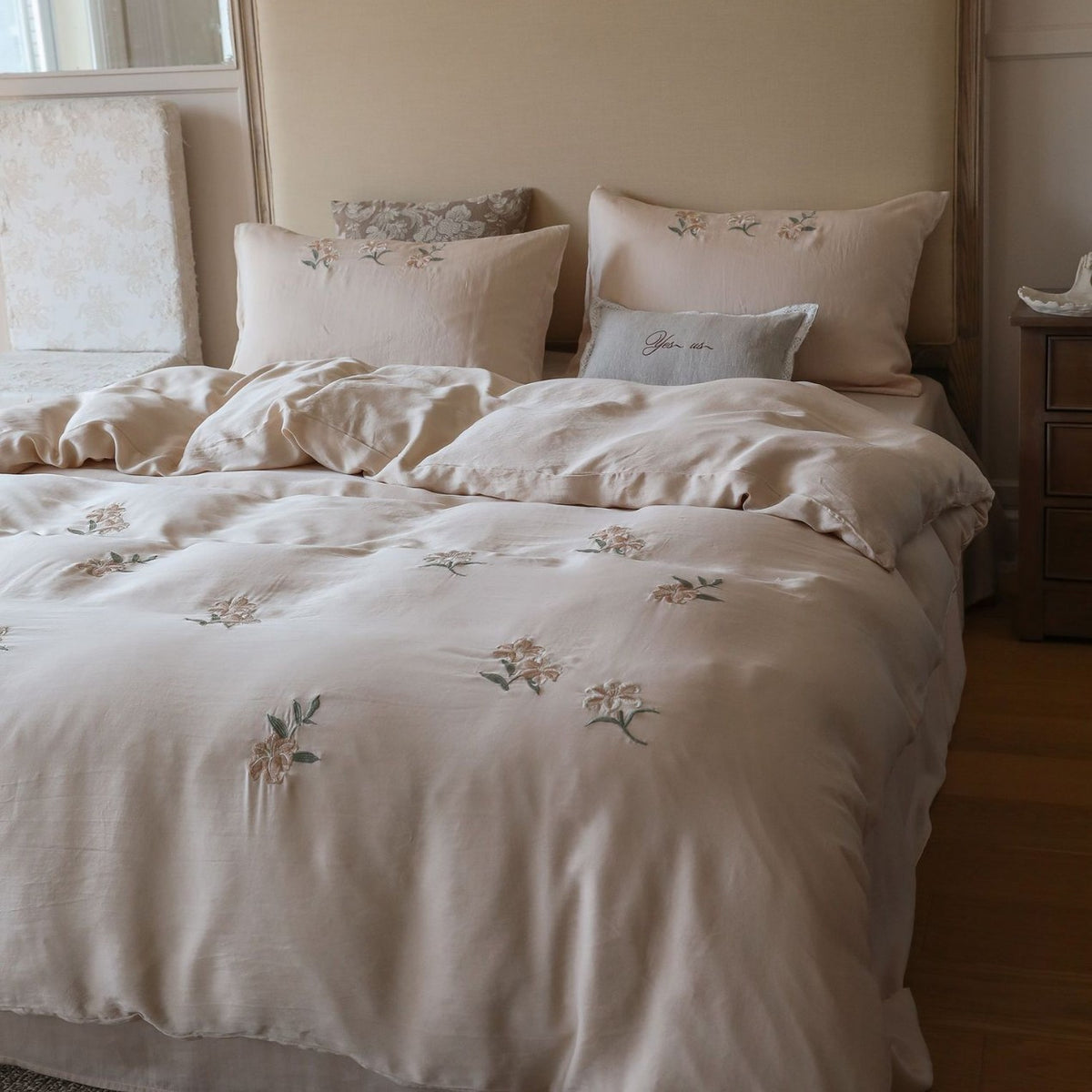 Baumwollsatin-Bettwäsche-Set mit dezent bestickten Aquarell-Blüten und extra-feinem Finish