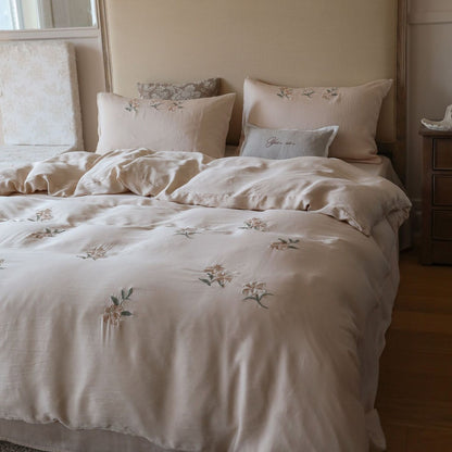 Baumwollsatin-Bettwäsche-Set mit dezent bestickten Aquarell-Blüten und extra-feinem Finish