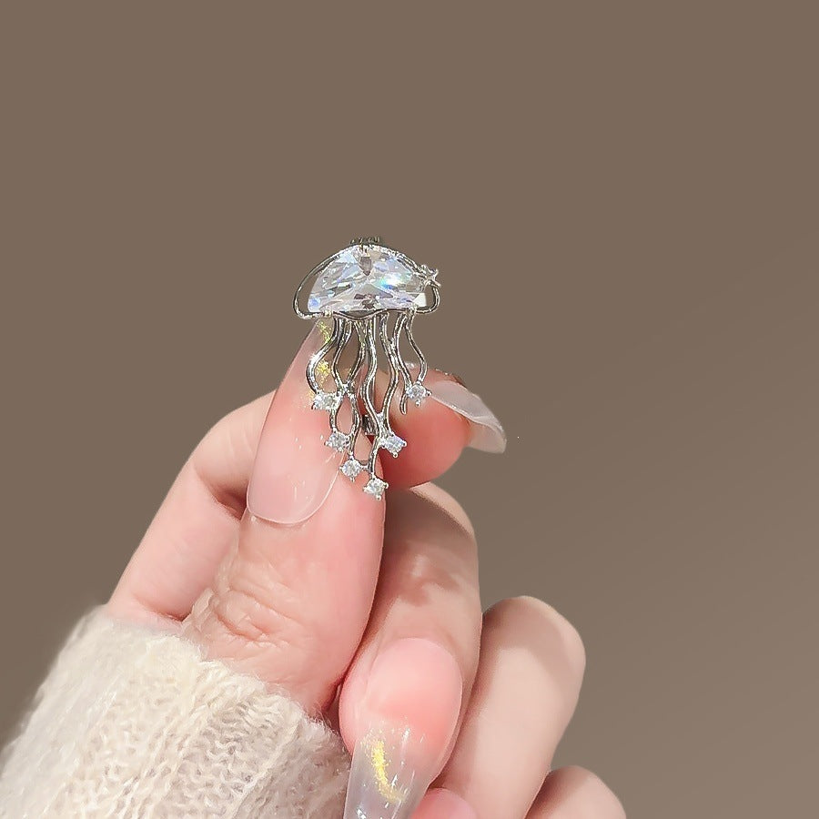 Elegante Quallenbrosche mit Funkelnden Kristallen Brehn