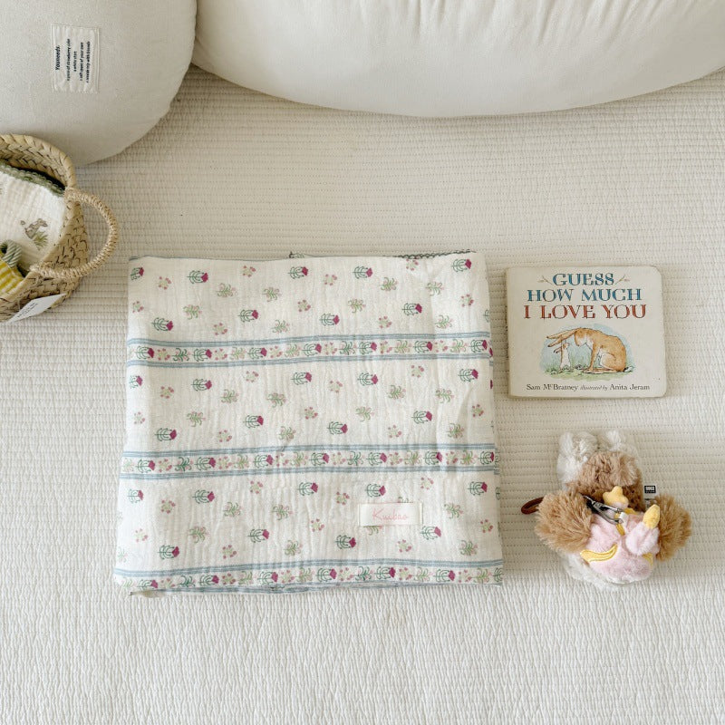 Unisex Musselin-Decke mit zartem Blumendesign und eleganten Rüschen Brehn