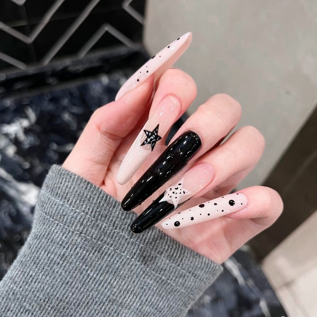 Künstlerische Lange Stiletto-Nagelverzierungen Brehn